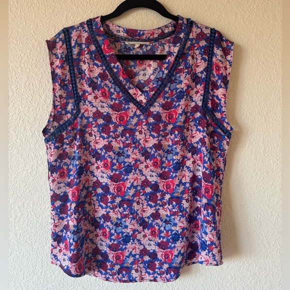 41 Hawthorn Floral Sleeveless Blouse - Picture 2 of 4